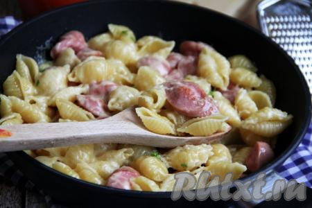 Макароны, приготовленные с сосисками и сыром на сковороде, получаются аппетитными, сытными и вкусными, к столу подаём в горячем виде.