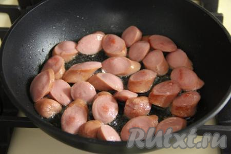 Обжарить сосиски со всех сторон на среднем огне до золотистого цвета (на это потребуется 2-3 минуты).