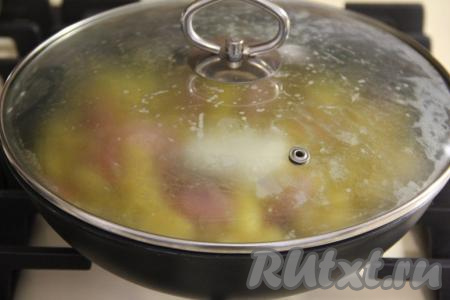 Накрыть сковороду крышкой, готовить макароны с сосисками с момента закипания на медленном огне до полного испарения воды (на это потребуется минут 15).