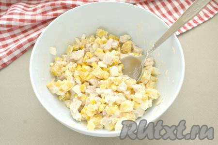 Перемешиваем салат и можно сразу подавать его к столу.