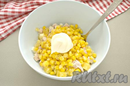 Добавляем майонез и соль.