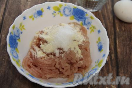 Соединить в миске фарш, соль и манку.