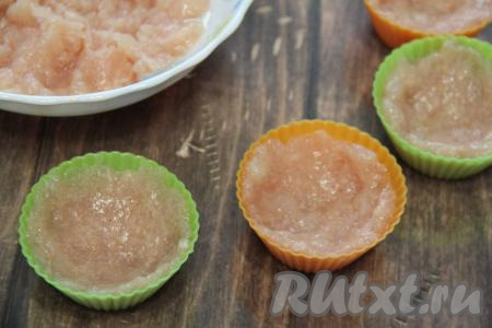 Разложить массу по силиконовым формочкам, формируя высокий бортик. У меня получилось 9 корзинок.