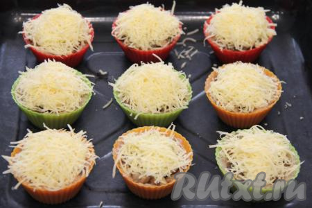 Поверх грибов пышными шапочками выложить сыр, натёртый на крупной тёрке.