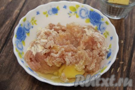 К фаршу с манкой добавить яйцо, хорошо перемешать. Фарш получится не очень густым.&nbsp;