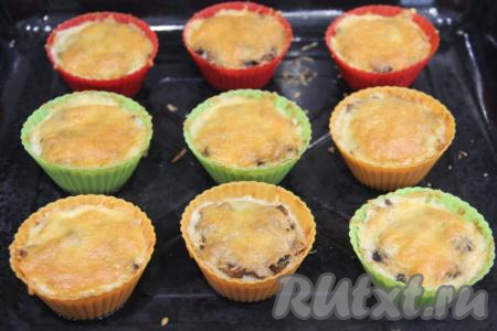 Запекать мясные корзиночки с грибной начинкой в разогретой духовке минут 25 при температуре 180 градусов.