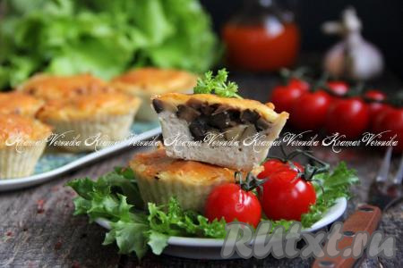 Вкусные, нежные мясные корзиночки с сочной начинкой из грибов и аппетитной шапочкой из сыра достать из духовки, вынуть из формочек, переложить на тарелку и подать к столу, дополнив гарниром или свежими овощами.