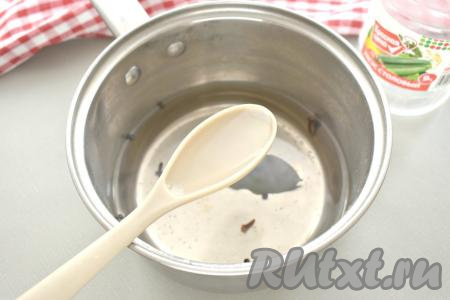 В остывший рассол добавляем столовый уксус и перемешиваем получившийся маринад.