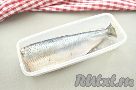 Мариновать рыбку можно в стеклянной миске, банке или в подходящем контейнере. У меня как раз имеется такой контейнер, перекладываем в него селёдку.