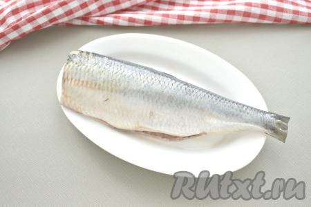 У размороженной селёдки отрезаем голову, плавники и хвост, убираем внутренности и чёрную плёнку из брюшка. Хорошо промываем сельдь под проточной водой.