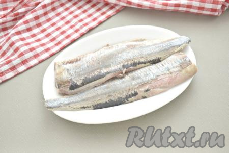 Контейнер закрываем, отправляем в холодильник и маринуем селёдку 24 часа. В течение этого времени рыбу 2-3 раза переворачиваем, чтобы она замариновалась равномерно.&nbsp;Через сутки можно приступать к дегустации селёдки. Разделываем рыбу на филе, удаляя хребет и мелкие косточки, снимаем кожу.