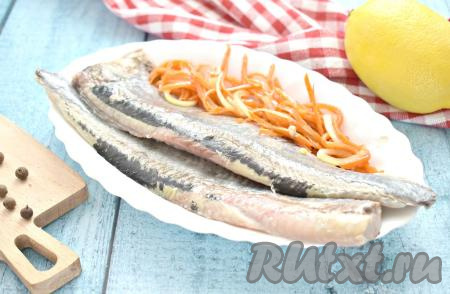 В меру солёную, вкусную, аппетитную селёдку, маринованную с уксусом, подаём к столу с картошечкой или используем для приготовления салатов и различных закусок.