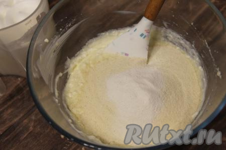 Перемешать творожно-сметанную массу лопаткой, всыпать манку и разрыхлитель, снова перемешать и оставить тесто для манника минут на 10-15, чтобы манная крупа набухла.