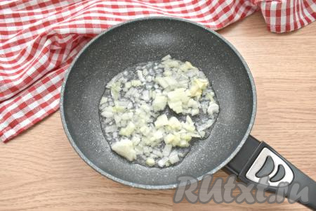 Пока в кастрюле варятся овощи с рисом, приготовим зажарку для щей. Для этого очищенную луковицу нарезаем мелко, выкладываем в сковороду, разогретую с растительным маслом. Обжариваем лук на среднем огне минуты 2-3, иногда перемешивая.