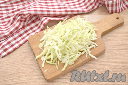 Сразу же добавляем в кастрюлю капусту, нарезанную на тонкие полоски, даём бульону снова закипеть. После этого варим картофель с капустой на небольшом огне минут 10.