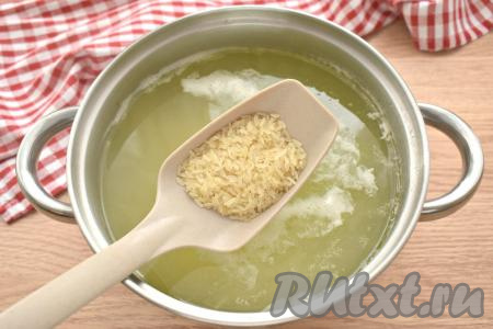 Затем добавляем в бульон с овощами рис (я использовала пропаренный рис, промывать его не нужно), перемешиваем и варим 10 минут.