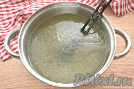 Мясо (можно взять индейку, говядину, курицу или свинину) промываем водой, перекладываем в кастрюлю и заливаем 2 литрами воды, ставим на огонь. После закипания убавляем огонь и, убрав пену, варим мясо до готовности (курицу или индейку нужно будет варить 35-40 минут, свинину - 1-1,5 часа, говядину - 1,5-2 часа). Готовое&nbsp;мясо вынимаем из кастрюли и остужаем. Получившийся бульон, если нужно, процеживаем, затем по вкусу солим. Отделяем остывшее мясо от костей, нарезаем на кусочки, возвращаем в кастрюлю, ставим на огонь.