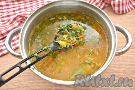 В конце приготовления щей с рисом добавляем в кастрюлю нарезанную зелень, лавровый лист, перчим, затем, если нужно, досаливаем. Даём закипеть, провариваем минуты 2. Выключаем огонь и, накрыв кастрюлю крышкой, даём щам настояться минут 10, а потом разливаем по тарелкам.