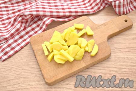 Очищаем картошку, нарезаем на брусочки и перекладываем в закипевший бульон с мясом.