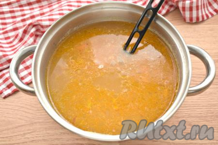 После того как рис проварится 10 минут, добавляем в кастрюлю тушёные морковку с луком со сковороды, даём закипеть и далее варим на небольшом огне минут 5-6 (до готовности риса и капусты).