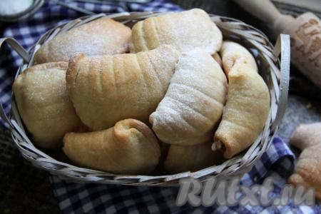 Очень вкусное печенье "Ракушки" с хрупкой начинкой из безе и орехов переложить на тарелку, дать остыть. Перед подачей его, по желанию, можно посыпать сахарной пудрой.