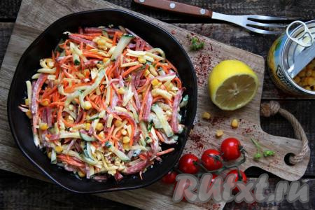 Салат, приготовленный с корейской морковью, сыром, кукурузой, копчёной колбасой и свежим огурцом, получается и сытным, и вкусным. Это блюдо украсит стол и в будни, и в праздники!