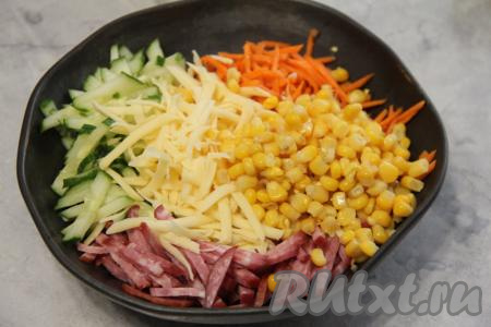 Сюда же добавить кукурузу без жидкости и натёртый сыр.