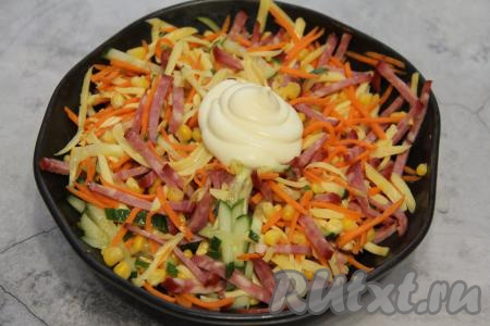 Заправить яркий, аппетитный салат майонезом непосредственно перед подачей.