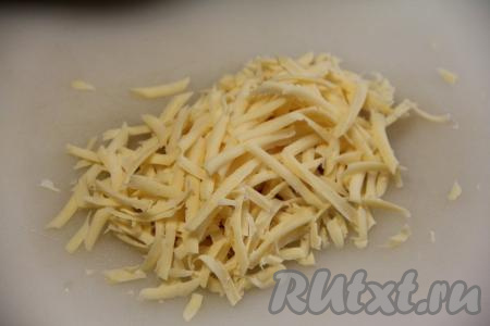 Натереть сыр на крупной тёрке.