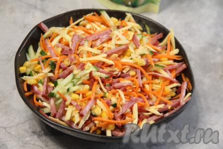 Посолить по вкусу и перемешать салат.