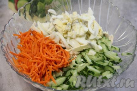 В салатник с куриным филе выложить огурец, корейскую морковку и яйцо.