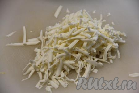 Плавленный сырок натереть на крупной тёрке.&nbsp;Чтобы сырок хорошо натирался, его можно заранее положить на 30 минут в морозилку. Вместо плавленного сыра в этот салат можно добавить натёртый твёрдый сыр.