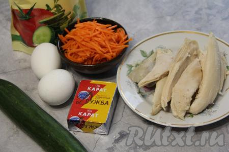 Подготовить продукты для приготовления салата с куриной грудкой, огурцом и корейской морковью. Отварить в подсоленной воде до готовности куриное филе (я варю минут 20-25 с момента закипания), а затем остудить, не доставая из бульона. Сварить вкрутую яйца (на варку после начала кипения воды потребуется минут 9-10), затем остудить их и очистить.