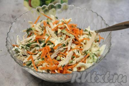 Посолить по вкусу и перемешать.