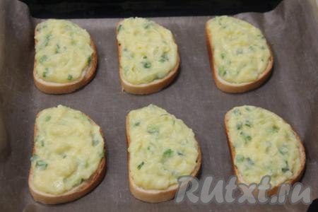 Выложить ломтики батона на противень, застеленный пергаментом. Поверх кусочков батона равномерно разложить картофельную массу.&nbsp;
