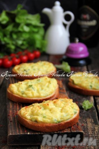Аппетитные, сытные и вкусные бутерброды с нежной начинкой из варёной картошки достать из духовки и в горячем виде подать к столу. 