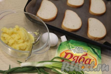 Очищенный картофель выложить в кастрюлю, залить полностью водой и поставить на огонь. После закипания подсолить воду и отварить картошку на небольшом огне до готовности (в течение минут 20-25). Затем лишнюю воду слить и размять картошины до получения пюре, дать немного остыть. Для приготовления бутербродов подойдёт и 200 грамм картофельного пюре, оставшегося, например, после обеда. Зелёный лук вымыть.&nbsp;
