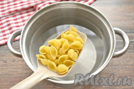 В кастрюлю наливаем 2 литра воды, солим её,&nbsp;ставим на огонь и доводим до кипения. В кипящую воду кладём макароны и сразу перемешиваем. Варим макароны до готовности,&nbsp;периодически перемешивая (макароны бывают разными, я варила 10 минут, но точное время варки нужно смотреть на упаковке макаронных изделий, которые вы готовите).