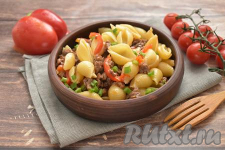 Макароны, приготовленные с мясным фаршем и болгарским перцем, получаются вкусными, аппетитными и сытными, сразу раскладываем по тарелкам и подаём к столу.