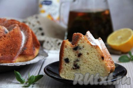 А вот какой разрез у моего кекса, замешанного на фруктовом йогурте.