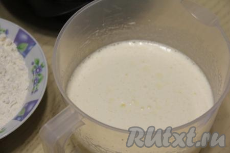 Взбить яйца с сахаром миксером в течение 6-7 минут (яичная масса должна стать светлой и достаточно пышной).