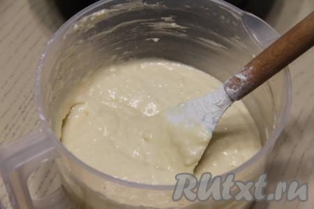 Добавляя муку, учитывайте, что тесто для кекса, замешанного на фруктовом йогурте, должно получиться воздушным, напоминающим по густоте сметану средней жирности.