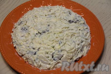 Смазать салат сверху и по бокам майонезом.&nbsp;У нас должна получиться полусфера.