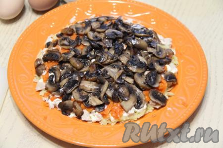 Далее выложить грибочки ровным слоем.