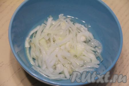 Нарезать очищенную луковицу на тонкие полукольца, переложить в глубокую тарелку, сюда же влить 2 столовых ложки воды, добавить уксус и сахар, перемешать и оставить мариноваться на 15 минут.