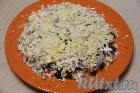 Разделить очищенные яйца на белки и желтки. Размять желтки вилкой. Смазать слой грибов майонезом, сверху выложить замаринованный лук, предварительно слив с него маринад, посыпать измельчёнными желтками.&nbsp;