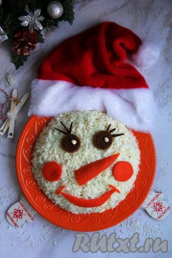 Перед подачей поверх вкусного, нежного салата, приготовленного с курицей и грибами, выложить носик, рот и щёки снеговика, вырезанные из моркови. Глазки и реснички вырезать из хлеба, выложить на салат, зрачки нарисовать майонезом. Симпатичный, достаточно сытный салат можно подавать к новогоднему столу.