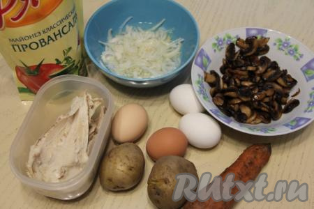 Куриное филе отварить до готовности в подсоленной воде (на варку после закипания воды потребуется минут 20-25), затем полностью остудить. Картошку и морковь сварить в кожуре до готовности (в течение минут 20-25, готовые отваренные овощи должны легко прокалываться ножом), затем достать из воды и полностью остудить. Сварить вкрутую яйца (после закипания воды варить 10 минут), дать им остыть, залив их холодной водой, и очистить.&nbsp;