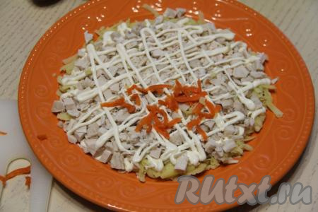 Куриное мясо мелко нарезать и выложить поверх картошки, разровнять, посолить и нарисовать сеточку из майонеза.