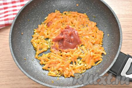 К обжаренным овощам кладём томатную пасту, перемешиваем и готовим минуты 2, помешивая.